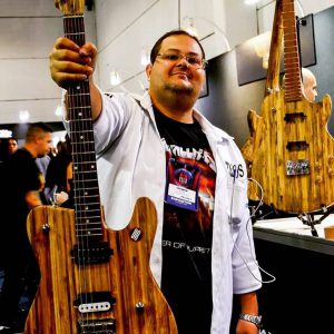 Artista Lucas Luthier com Guitarra Bravos feita com madeira certifica pelo FSC