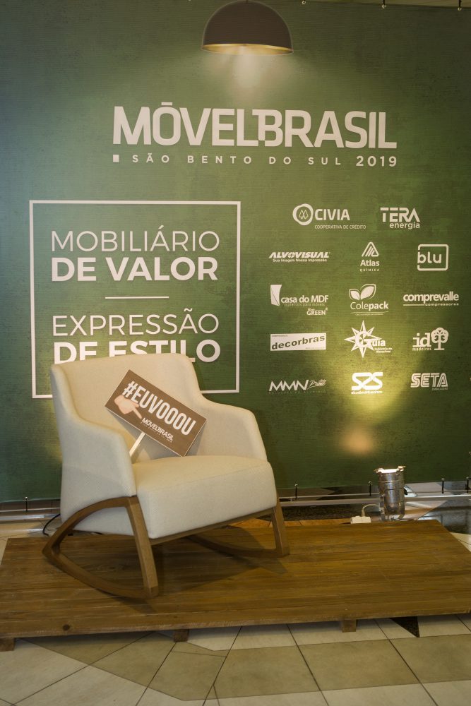 painel na entrada do evento de lançamento da feira Móvel Brasil